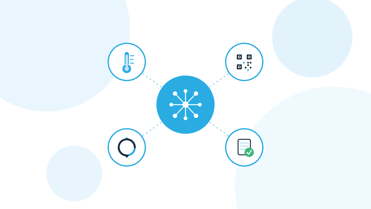 ki-qualitaetsmanagement-illustration Illustration zu KI im Qualitätsmanagement: zentrales KI-Symbol, verbunden mit Temperatursensor, QR-Code-Speisekarte, Rückverfolgbarkeit und digitaler Checkliste in QMSpot-Blau.