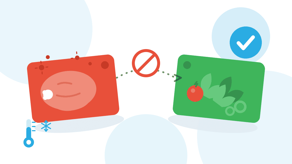 kreuzkontamination-lebensmittel Illustration zur Kreuzkontamination bei Lebensmitteln: rotes Schneidebrett mit rohem Fleisch und Keimen, grünes Brett mit Gemüse, blockierte Keimübertragung.