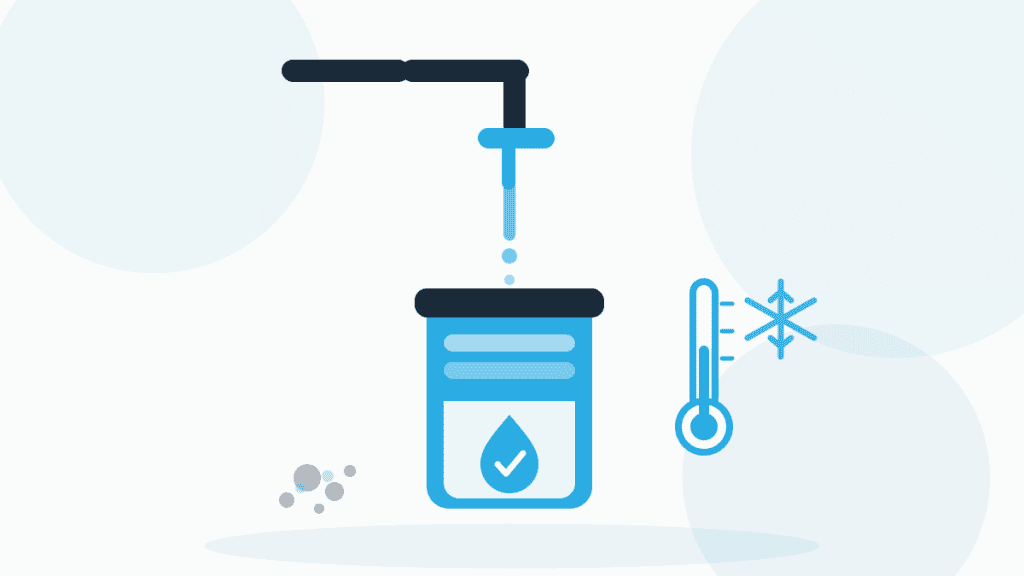 Wasseraufbereitung und Kalk: Wasserhahn, Filterkartusche und Thermometer als Symbol für sauberes Wasser im Betrieb
